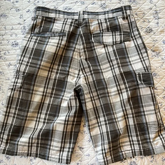 Basic Concepts Men’s Plaid cargo shorts - Picture 3 of 4
